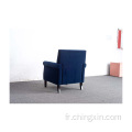 Chaise d'accent armé en tissu velours bleu